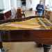Il pianoforte riverniciato e lucidato durante la fase conclusiva del restauro 